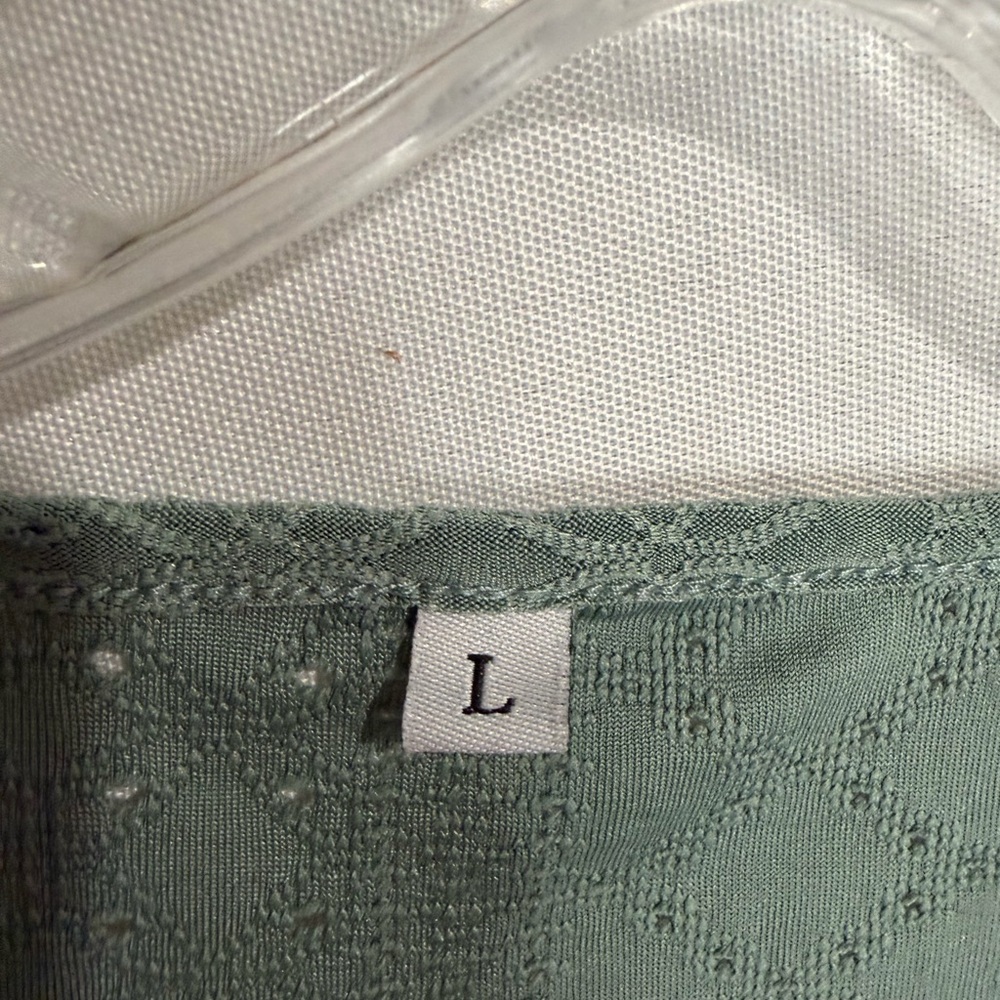 Chic Green Eyelet Blouse size Large - Picture 3 of 4